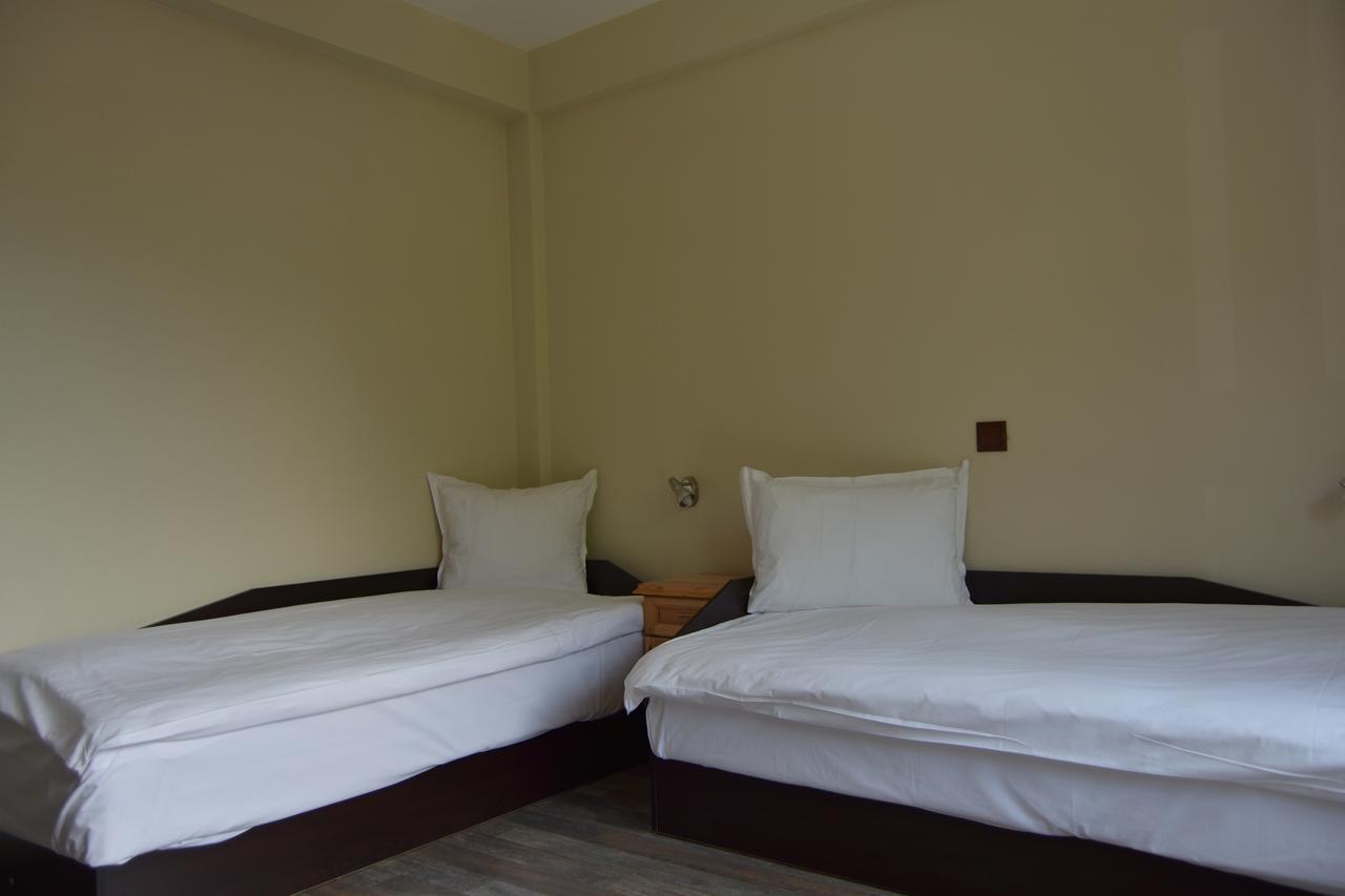אפרילצי Family Hotel Balkana מראה חיצוני תמונה