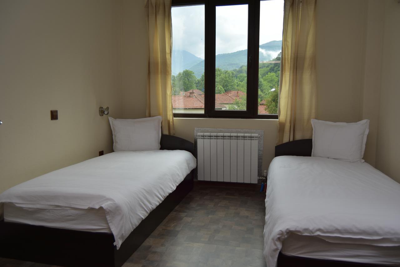 אפרילצי Family Hotel Balkana מראה חיצוני תמונה