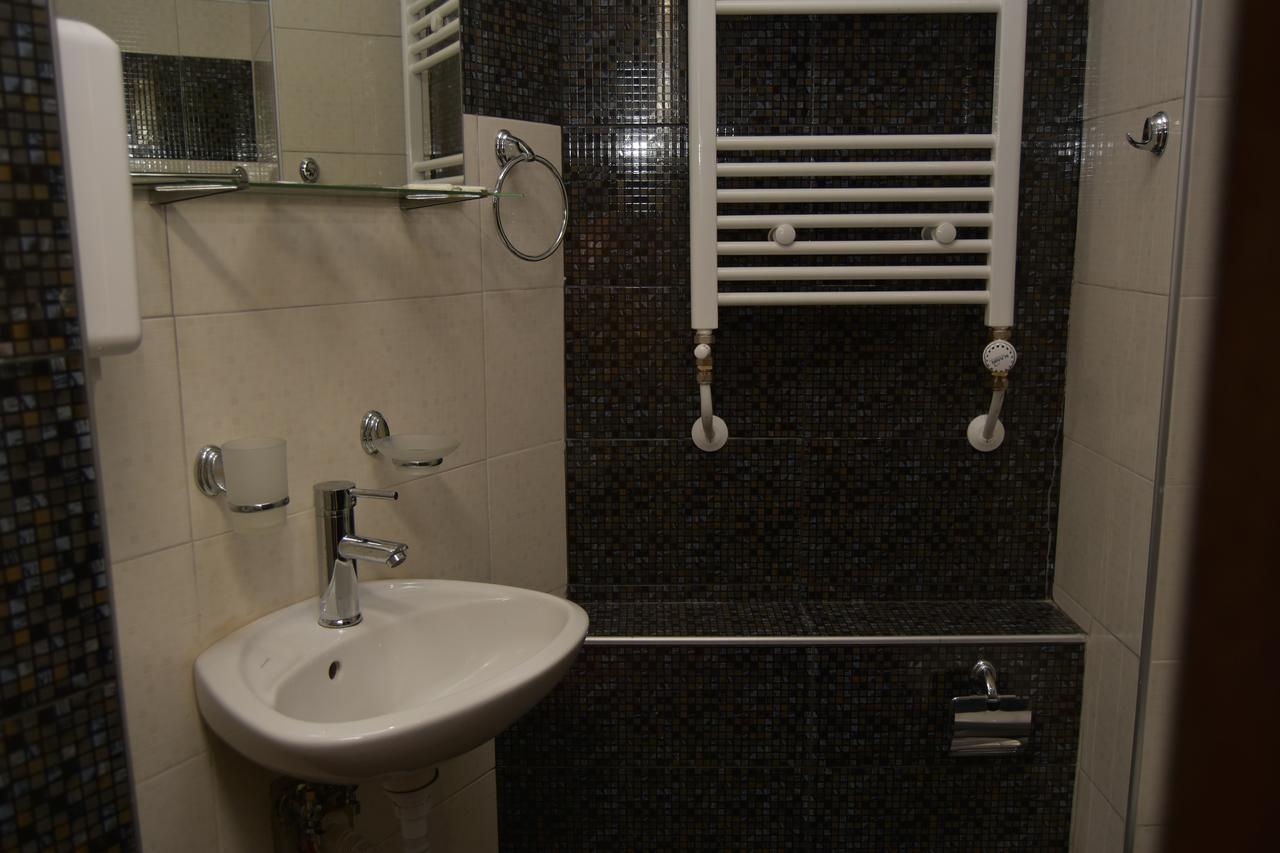 אפרילצי Family Hotel Balkana מראה חיצוני תמונה