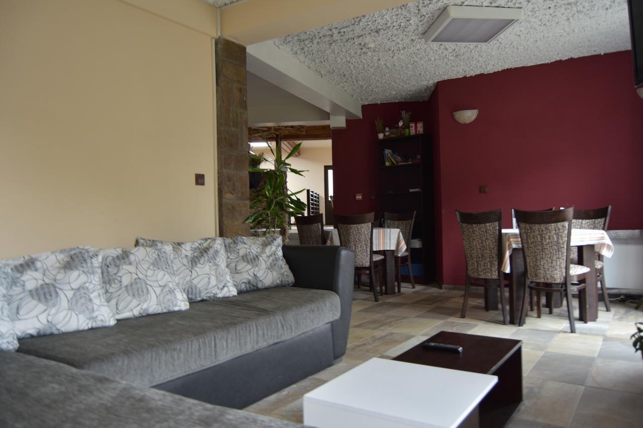 אפרילצי Family Hotel Balkana מראה חיצוני תמונה